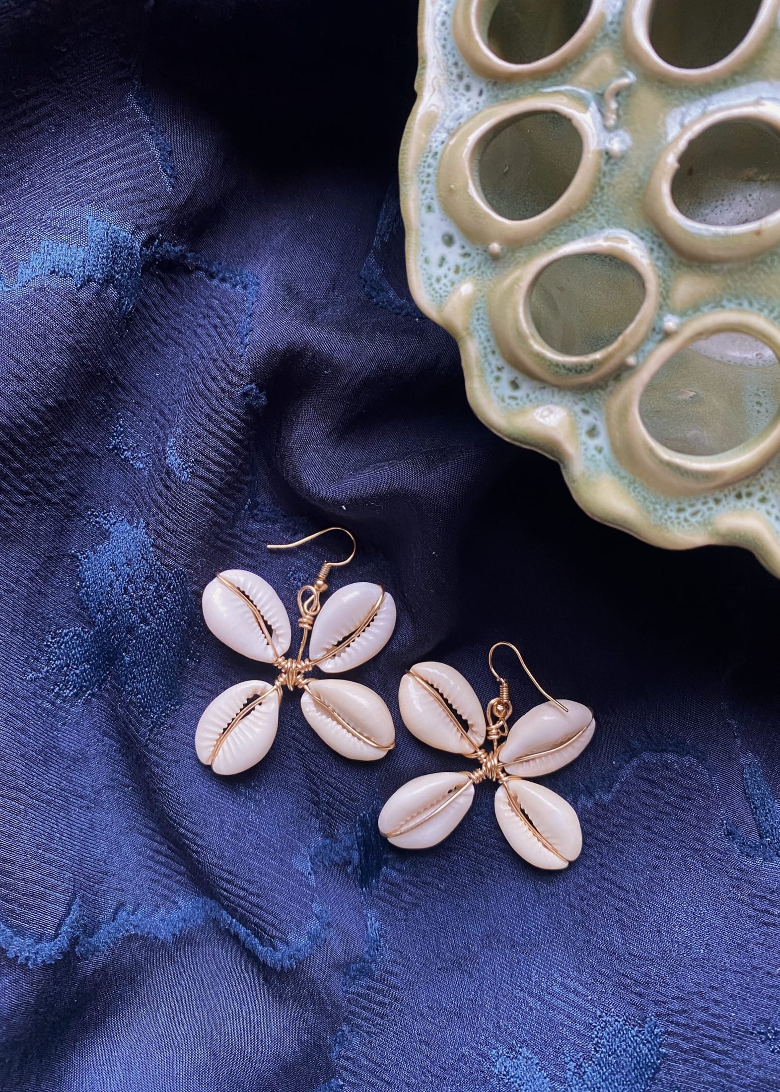 RENIKEJI Earrings Beige Abi Cowrie Flower Earrings